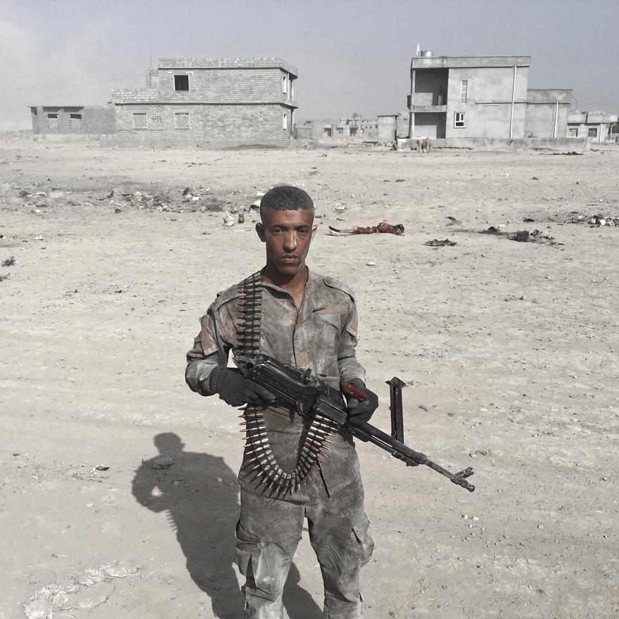 Az iraki hadsereg egyik katonája Al-Hut mellett.