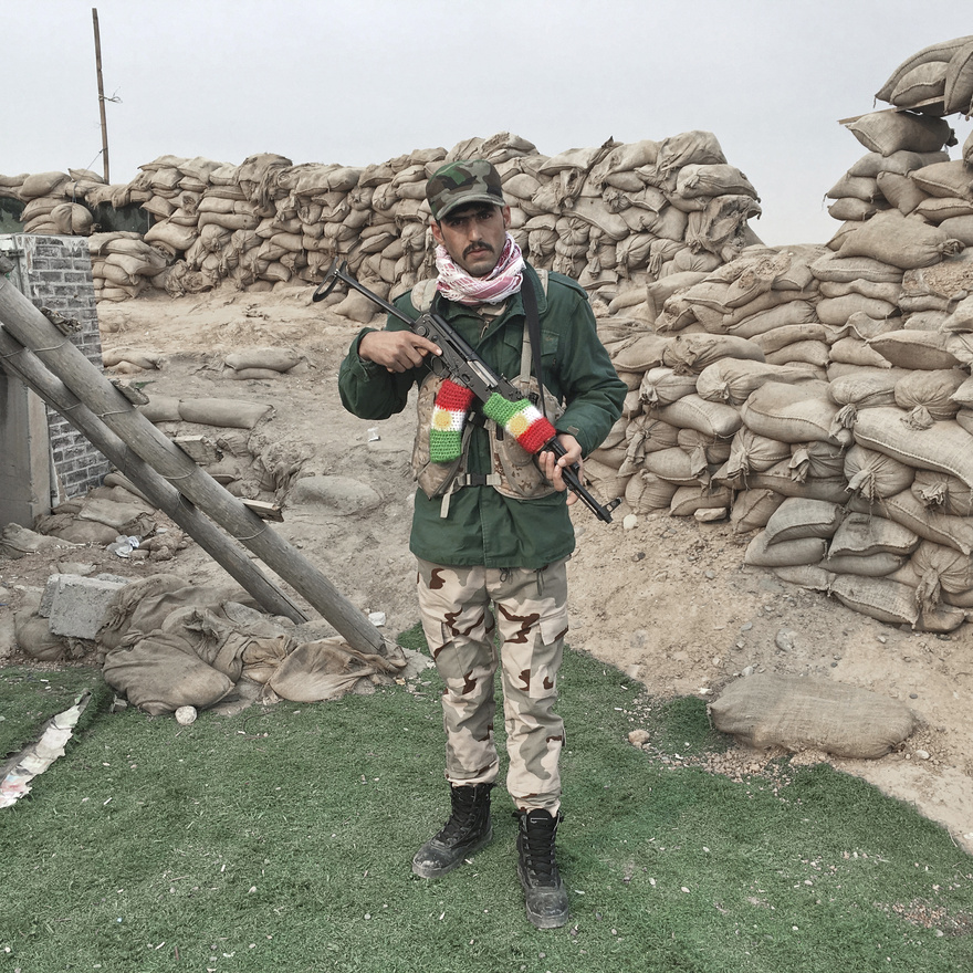 A 25 éves Hiwa Omar Irbilből érkezett, a kurd pesmergákkal harcol Moszul visszafoglalásáért. Állomáshelye 30 kilométerre Moszultól, a szomszédos Gwer falu bevezető útjánál volt, amikor ez a kép készült.