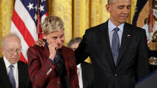 Könnyek és röhögés a Fehér házban: Obama hollywoodi hírességeket tüntetett ki