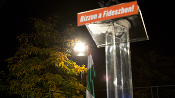 Medián: novemberben is utcahosszal vezet a Fidesz