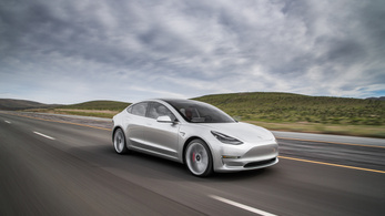 A gyártó csökkentette a Tesla Model 3-asok hatótávját?