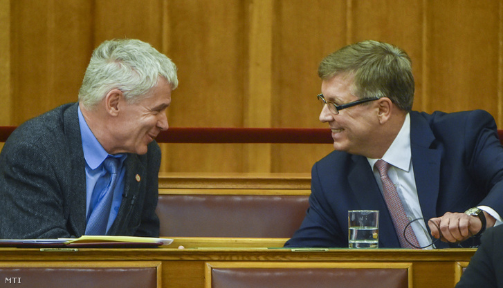 Polt Péter legfőbb ügyész (b) és Matolcsy György a Magyar Nemzeti Bank elnöke az Országgyűlés plenáris ülésén 2016. május 17-én.