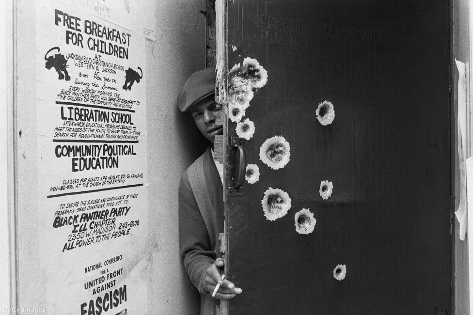 A fegyveres attitűd miatt, továbbra is a rendőrök kereszttűzében volt a szervezet, ami gyakori razziákban mutatkozott meg. A képen egy 1969-es korai reggeli rajtaütés nyomai láthatóak a Fekete Párducok chicago-i központjuknál. 