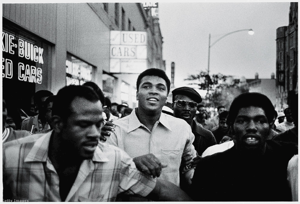 Az idén elhunyt Mohammed Ali is támogatója volt a mozgalomnak. A képen 1970-ben vonul együtt a Fekete Párducok tüntető tömegével New York utcáin. Alit öt év börtönre ítélték miután megtagadta a szolgálatot a Vietnámi-háborúban. Az ítéletet 1971-ben felülírták és ezáltal Ali az arca lett a fekete ellenállásnak.