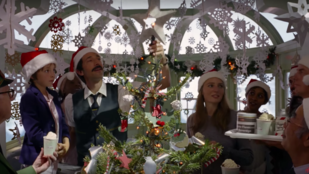 Adrien Brody aztán tud karácsonyi hangulatot csinálni
