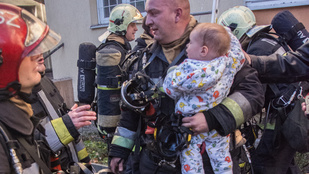 Azonnal a szívünkbe zártuk a tűzoltót, aki magához ölelte a megmentett kisbabát