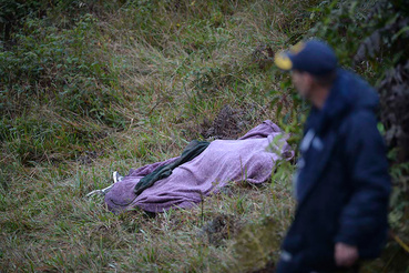 Pokróccal letakart holttest a domboldalon a tragédia helyszíne közelében