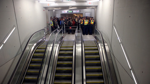 Füstölt a 4-es metró, az embereket az alagúton keresztül hozták ki