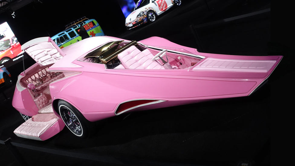 Igen, az eredeti Rózsaszín Párduc-autó az 1969-es tévésorozatból, az, amit Jay Ohrberg készített. Mark Hulz, a kaliforniai Galpin Auto Sports igazgatója 2011-ben vette egy aukción, működésképtelenül, némi restaurálásra várva