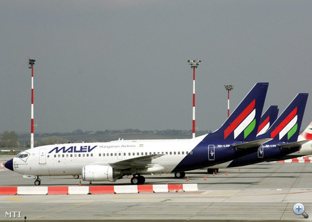 Repülőgépek várakoznak a Ferihegyi repülőtéren. A légtérzár miatt szinte a teljes Malév-flotta és több európai légitársaság gépe is a repülőtéren vesztegel. 
