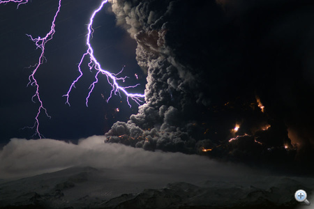 Marco Fulle képn villámlás figylehető meg a dél-izlandi Eyjafjallajökull-gleccser alatt lévő tűzhányó kitörésében. A ritka jelenség a fellépő hatalmas feszültségkülönbség miatt alakul ki.