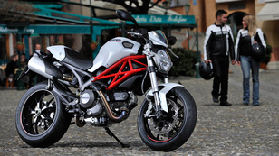 Igaz a hír, itt a Ducati Monster 796