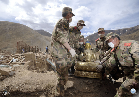 Buddha szobrot mentenk ki a romok alól a kínai katonák
                        