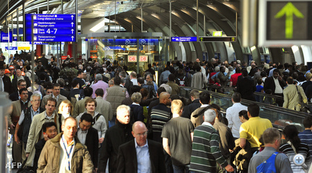 Tömeg és káosz a Frankfurti repülőtéren, pénteken.