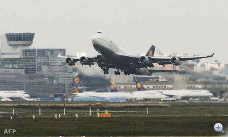 747-es Boeing száll fel a Frankfurt am Main-i reptérről.