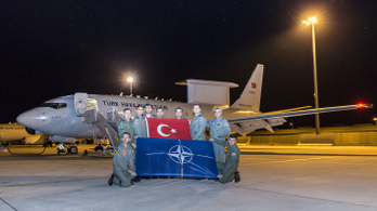 A török tisztségviselők fele távozott a NATO hadvezetőségéből