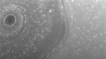 Új fotókon a Szaturnusz hatszögletű viharrendszere