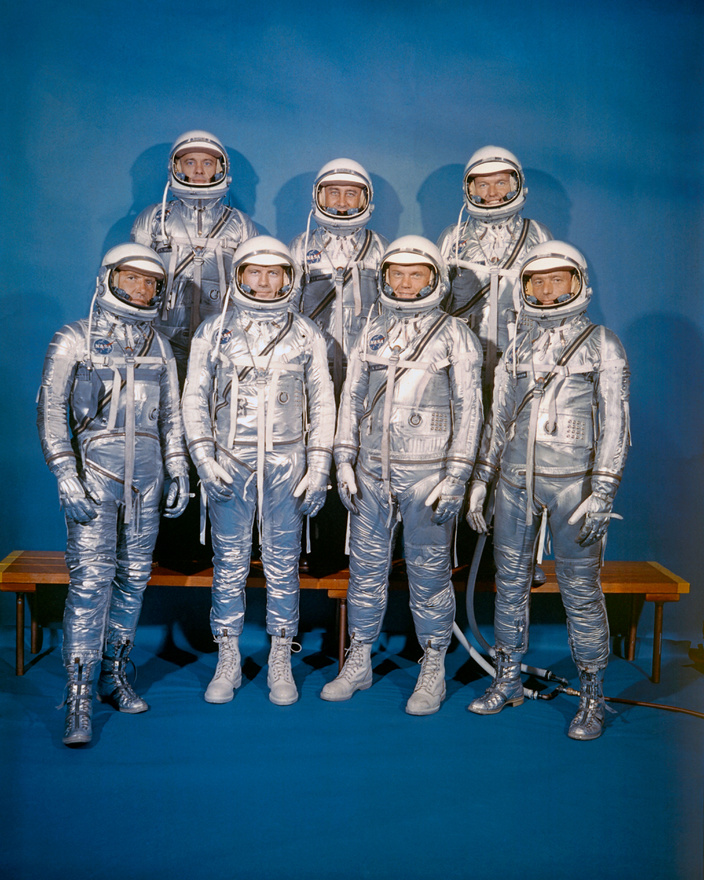 A Mercury-program hét űrhajósa. Első sor, balról jobbra: Walter M. Schirra Jr., Donald K. Slayton, John H. Glenn Jr., és M. Scott Carpenter.Hátsó sor (b-j): Alan B. Shepard Jr., Virgil I. Grissom és L. Gordon Cooper Jr. 