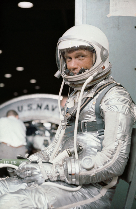 1962. február, Cape Canaveral, Florida: Glenn teljes űrruhában start előtti feladatokat gyakorol.