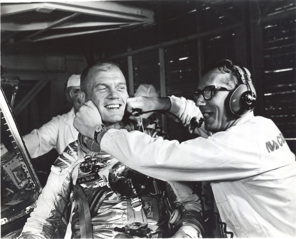 1962: Guenter Wendt, a NASA startállás-igazgatója mosolyt varázsol Glenn arcára egy technikai okból elhalasztott start után.
                        