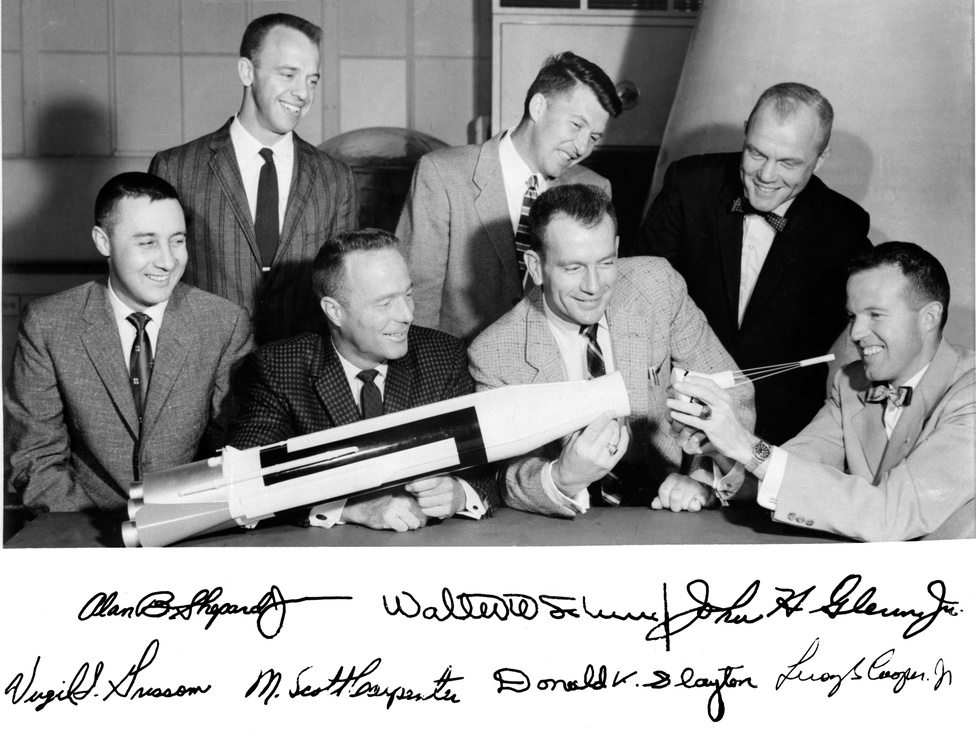 1959: a Mercury-program hét űrhajósa egy korai csoportképen egy Atlas rakéta modelljével. Álló sor, balról jobbra: Alan B. Shepard Jr., Walter M. Schirra Jr.,és John H. Glenn Jr.. Ülnek (b-j): Virgil I. Grissom, M. Scott Carpenter, Donald Slayton, és L. Gordon Cooper Jr. 