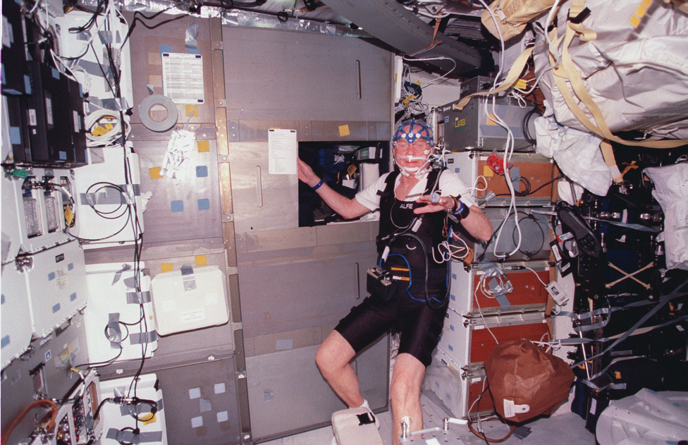 A Discovery űrsikló fedélzetén. Glenn kilenc napot töltött az űrben hat társával.