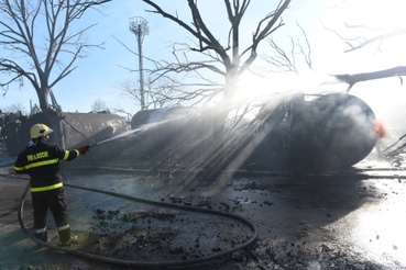 A lángok megfékezésén és a túlélők felkutatásán mintegy 150 tűzoltó dolgozott