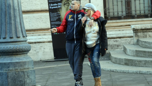 Így néz ki most Cicciolina, ahogy a fiával sétál Rómában