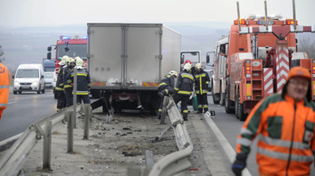 Szalagkorlátok között halt meg egy kamionsofőr