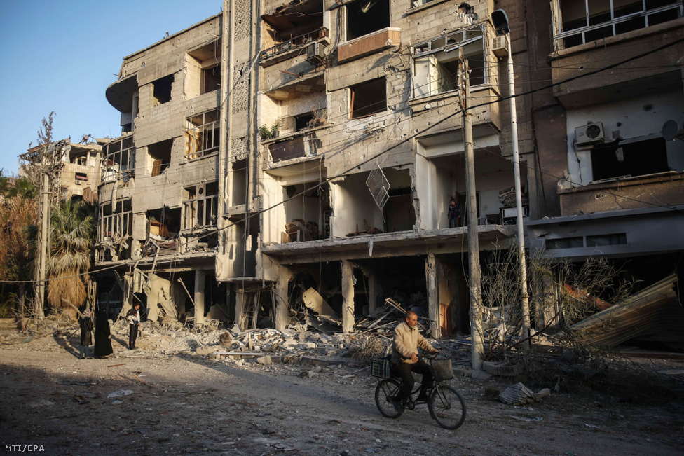 Bombatalálat következtében megsemmisült épület romjai a városban, 2016. november 22-én.