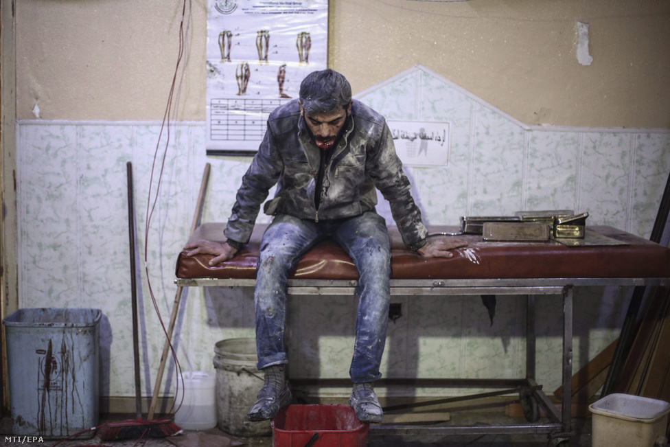 Sebesült férfi egy kórházi ágyon Dumában, 2015. novemberében.