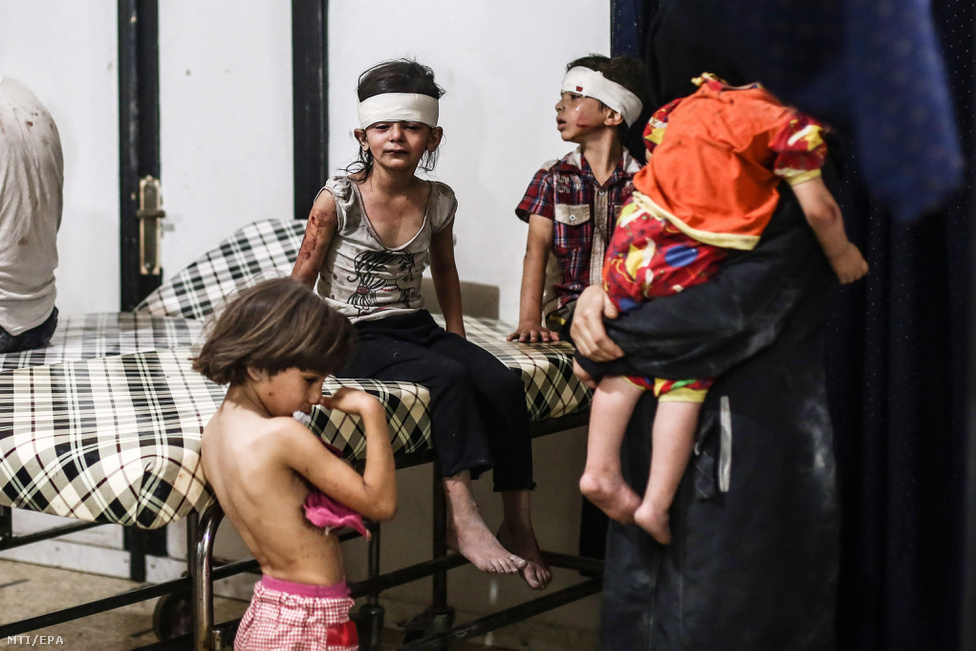 Sebesült szíriai gyerekek Dumában, 2016. augusztus 24-án, egy kormánypárti vagy orosz légicsapás után.