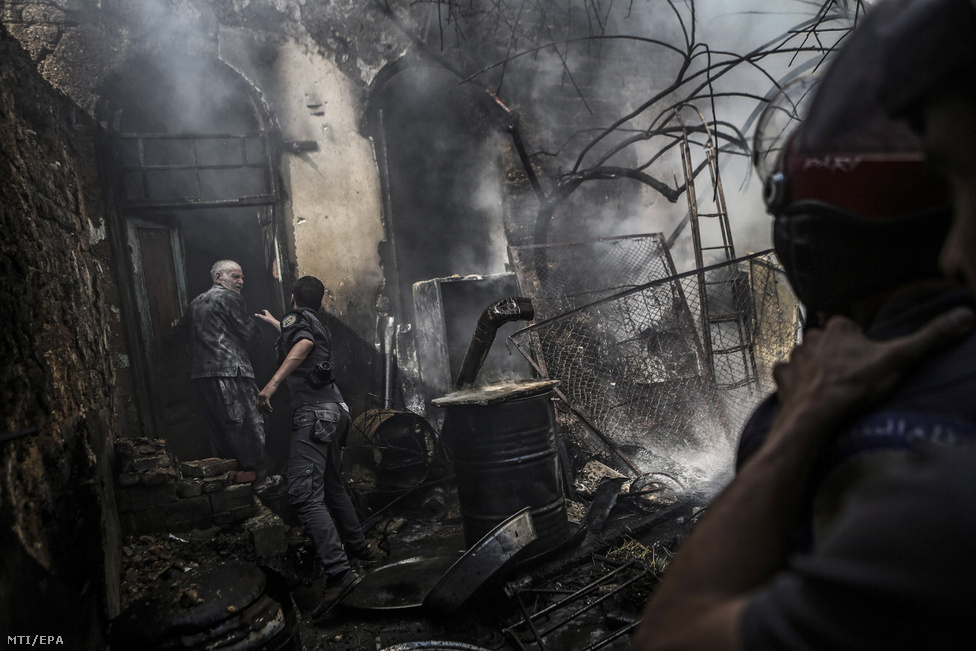 Tűzoltók a füstölgő romok között a város ellen szeptemberben újraindított bombázások után.