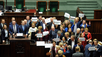Meghátrál a lengyel kormány, mégis beengedik az újságírókat a Parlamentbe