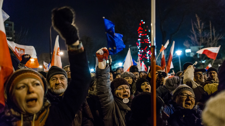 Harci állapotok a lengyel parlamentnél a sajtó korlátozása miatt