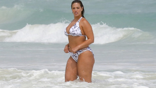 Instahíradó: amikor itthon a jégeralsó is kevés, Ashley Graham bikiniben nyaral