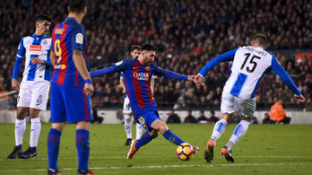 Messi egy perc alatt kétszer megőrjített négy védőt