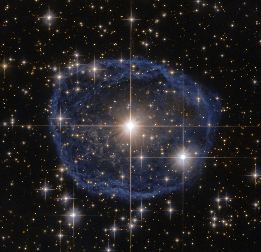 A WR 31a csillag (középen) és az azt körülvevő köd tőlünk harmincezer fényévnyire található a Hajógerinc csillagképben. A nebula főként porból, hidrogénből és héliumból áll, húszezer évvel ezelőtt alakult ki és óránként 22 ezer kilométeres sebességgel távolodik központi csillagától, amiből az alkotó anyag kilökődött.