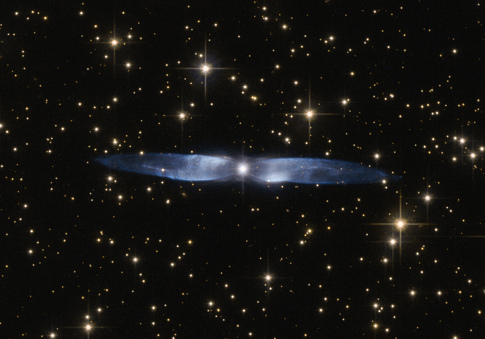 A Hen 2-437 csillagköd portréja. A szárnyas nebula egyike a galaxisunkban található háromezer, hozzá hasonló planetáris csillagködnek. A kék szárnyakat a kozmikus életének utolsó időszakában tengődő, fehér törpévé zsugorodó központi csillagból kilökődő anyagok alkotják.