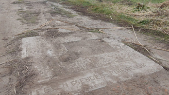 Sírkövekkel rakták ki az utat Tömörkényben