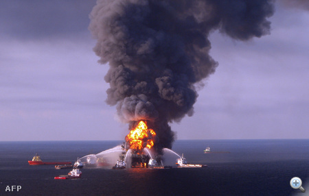 Az olajkitermelő platform április 22-én elsüllyedt.
