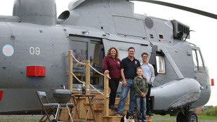 Ez a család egy helikopterben talált új otthonra