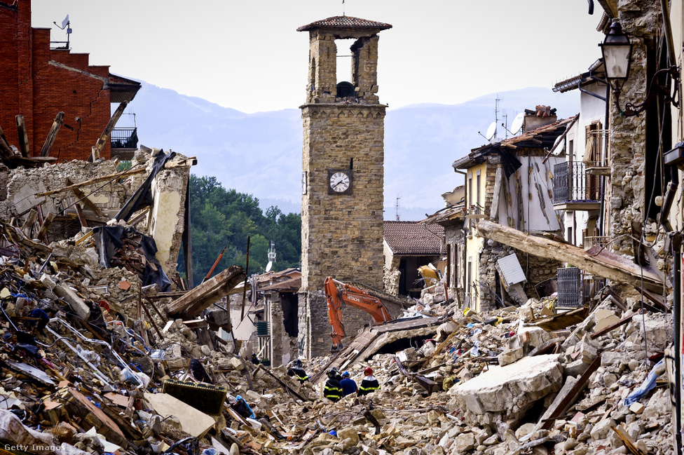 Szomorú kép egy földrengés-sújtotta hegyi faluból Olaszországban. Pont a legjellegzetesebb épület, egy órás harangtorony vészelte át viszonylag épségben a rengéseket. Szinte oda lehet köré képzelni az idilli olasz falu képét, aminek a helyén most méteres romok között dolgoznak a mentőcsapatok.
                        Augusztus végén 6,2-es erősségű földrengés rázta meg 
                        Olaszország középső részét, összesen 292-en vesztették 
                        életüket Amatricében és a környező kisebb 
                        településeken. A fokozottan földrengésveszélyes 
                        területen 115 épület összeomlott. A pusztítást összesen 
                        900 utórengés követte. Olaszországban 
                        nemzeti gyásznapot hirdettek, világszerte pedig több 
                        száz étterem csatlakozott ahhoz a kezdeményezéshez, hogy 
                        az amatriciani szósszal készült tészták árából pénzt utaltak a 
                        földrengés áldozatainak.