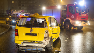 Csúnyán összeütközött egy taxi és egy kocsi a Pünkösdfürdő utcában
