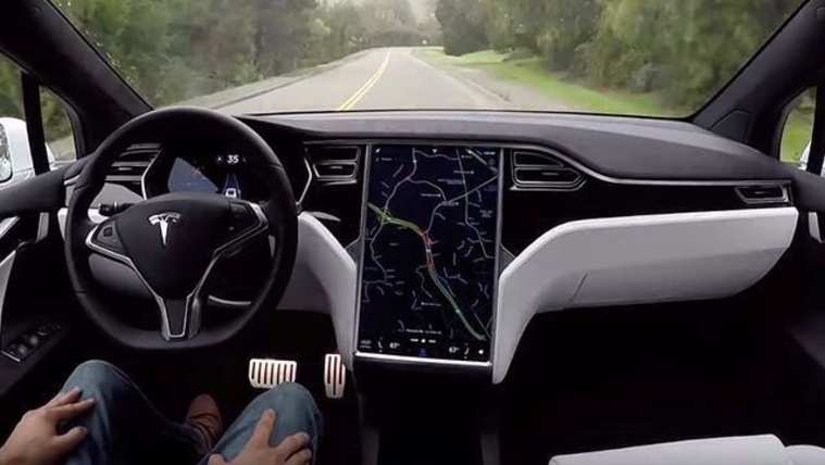 Így figyeli sofőrjét a Tesla
