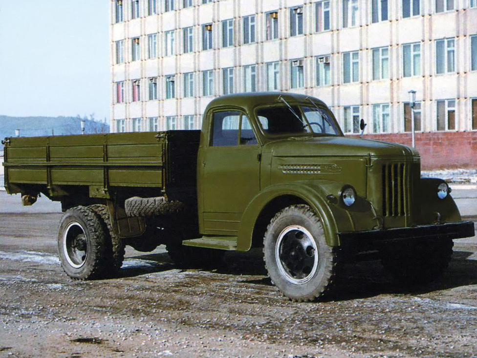 Az URALZISZ 355-öt 1956-ban mutatták be, ez egy alaposan áttervezett ZISZ 5 volt. Nem is igazán váltotta be a hozzáfűzött reményeket.