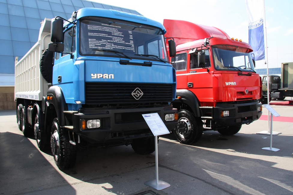 A 90-es évek elejére sok orosz gyárhoz hasonlóan az Ural is csődközelbe került. Rontott a helyzeten, hogy egyre-másra jelentek meg Oroszországban a nyugati teherautógyártók képviseletei. Ezért az Ural az olasz Ivecóval kezdett együttműködést, 1992-ben egy korszerű 330 lóerős teherautó-motor liszenszét vásárolták meg az oroszok, majd 1995-ben az Iveco Eurotrakker fülkéjének gyártósorát. 