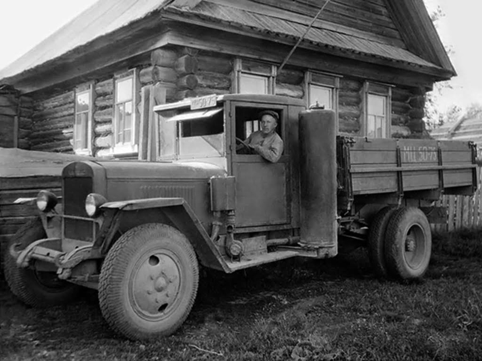 Még a ZISZ 5-ös alapjaira épült az 1946-ban bemutatott URALZISZ 352, amelynek az volt a különlegessége, hogy ez volt az első hidraulikus fékkel szerelt szovjet teherautó. Még ebben az évben átnevezték a gyárat URALZISZ-re. 
