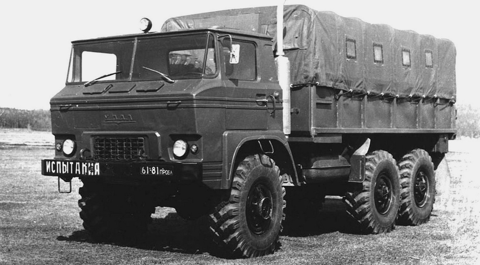 A NAMI és az Ural mérnökeinek köszönhetően több érdekes jármű is készült a 375-ös alapjaira. Ilyen volt például az 1969-es, buldogfülkés Ural 379. A jármű alváza és motorja ugyanaz volt, mint a 375-ösé, viszont a fülke bizonyos elemei műanyagból készültek, valamint a jármű elejében elhelyeztek egy öttonnás csörlőt is. Az előremutató járműből 1969 és 1974 között alig néhány tucat készült.