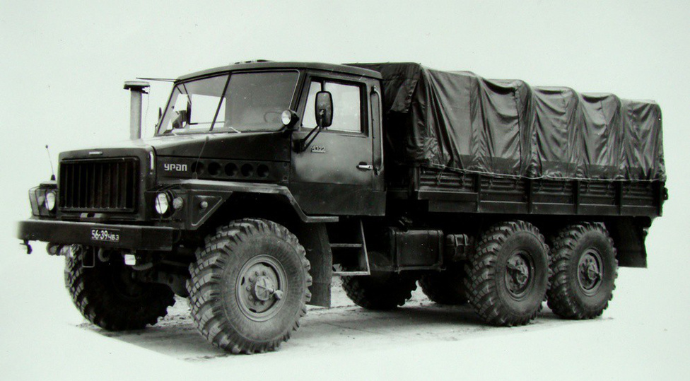 A szovjet teherautógyárak gyártmányainak egységesítése a 70-es évek végén is prioritást élvezett. Ezért a már nagy sorozatban gyártott KAMAZ teherautók részegységeit felhasználva, 1976-ra készült el az Ural 4322. Az alváz továbbra is maradt a 375-ösé, de a motort a 210 lóerős JaMZ-ra cserélték, és megkapta a KAMAZ fülkéjét. A csőrös kialakításról később letettek a szovjet mérnökök, így a 4322-as buldogfülkét kapott, egy az egyben a KAMAZ-ét, ez lett az 5322-es. A két típus különböző változatait egészen 1994-ig gyártották, mégsem maradt fenn belőlük túl sok az utókornak.